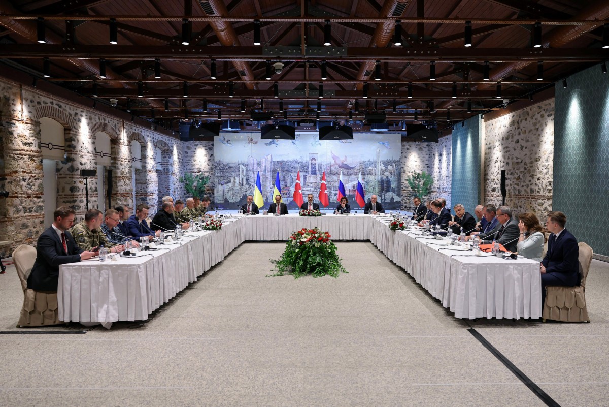 This handout photograph taken and released by Turkish Foreign Ministry on May 16, 2025, shows Turkish Foreign Minister, Hakan Fidan (C), Russian delegation (R) and Ukrainian delegation (L) attending a meeting for Ukraine-Russia peace talks at the Turkish Presidential office Dolmabahce, in Istanbul. (Photo by Handout / TURKISH FOREIGN MINISTRY / AFP)