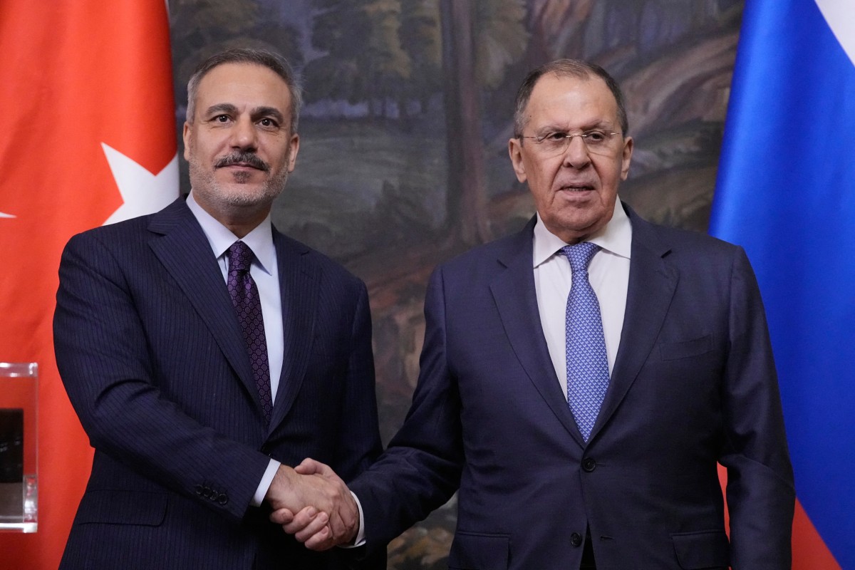Russia's Foreign Minister Sergei Lavrov and his Turkish counterpart Hakan Fidan shake hands during a joint press conference following their talks in Moscow on May 27, 2025. (Photo by Pavel Bednyakov / POOL / AFP)