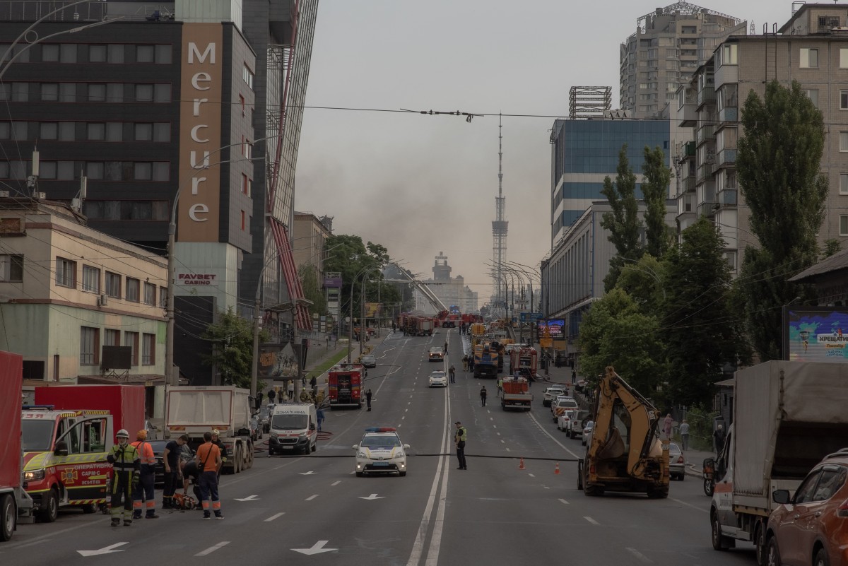 Ukrainian rescuers and police respond after a Russian airstrike in Kyiv on June 6, 2025. Photo: Roman Pilipey/ AFP