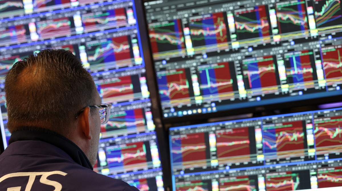 Traders work on the floor of the New York Stock Exchange (NYSE) at the in New York City on June 18, 2025. Oil prices dropped Wednesday as comments by President Donald Trump trimmed concerns about an imminent US intervention in the Israel-Iran conflict. Meanwhile, Wall Street's main indices advanced in late morning trading as investors also awaited the Federal Reserve rate decision, although they were mixed elsewhere. (Photo by TIMOTHY A. CLARY / AFP)