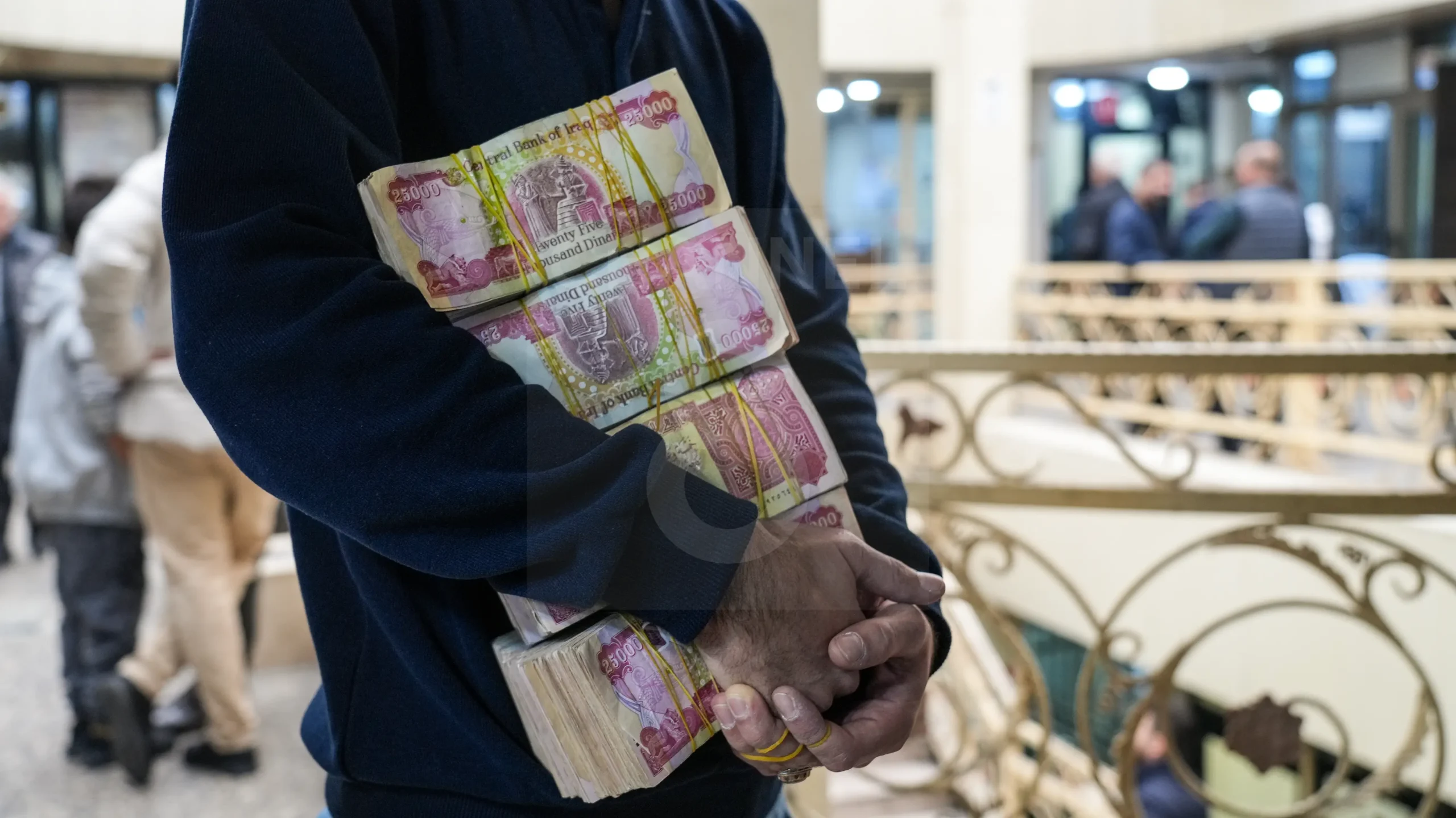 Several Iraqi 25,000-dinar banknotes pictured in Sulaymaniyah. The high-denomination notes are widely used across Iraq amid ongoing salary distributions and a largely cash-driven economy.
Photo: Hama Sur / Channel8