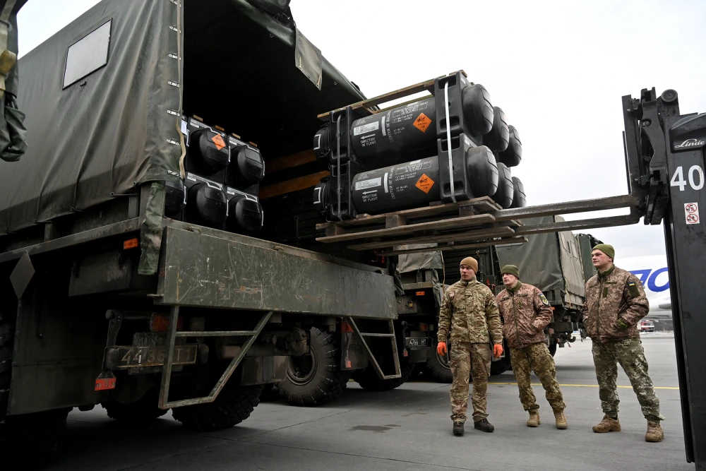 Ukrainian servicemen load U.S.-provided FGM-148 Javelin anti-tank missiles onto a truck at Boryspil Airport, Kyiv. Photo: Sergei Supinsky / AFP