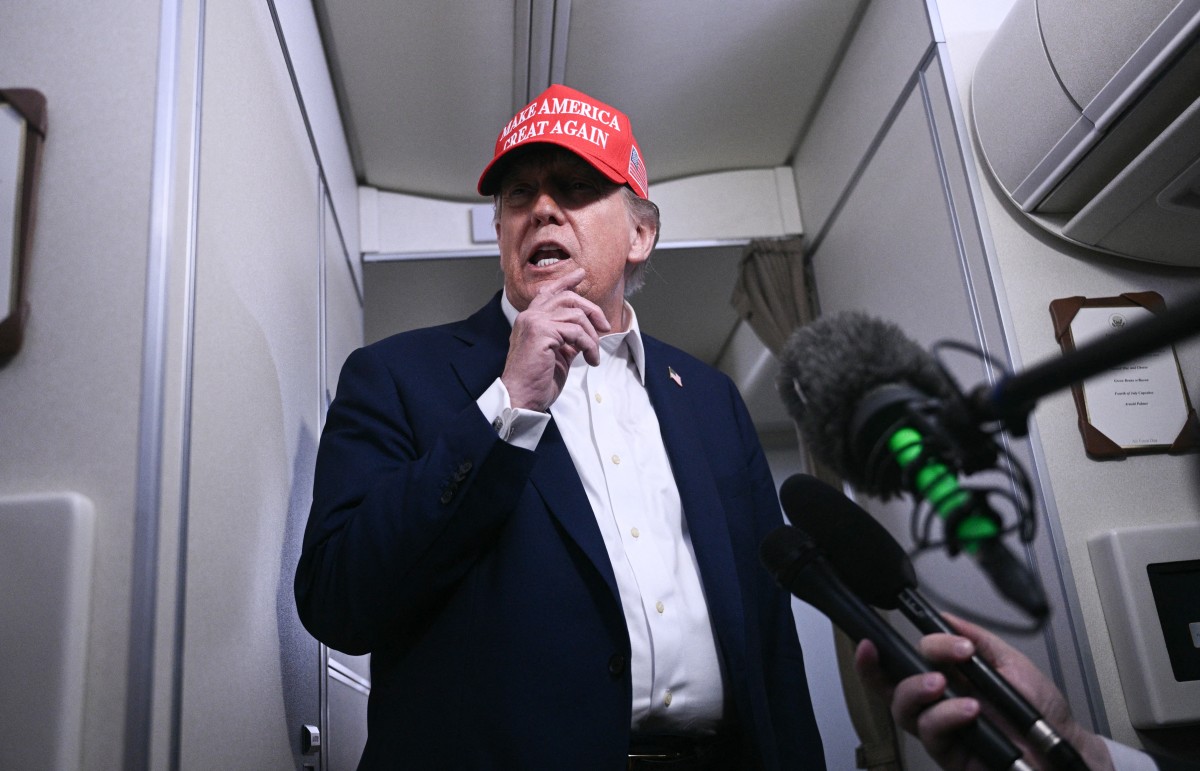 U.S. President Donald Trump spoke to reporters aboard Air Force One after leaving Joint Base Andrews, Maryland, for Bedminster, New Jersey, on July 4, 2025. Phot: Brendan Smialowski / AFP