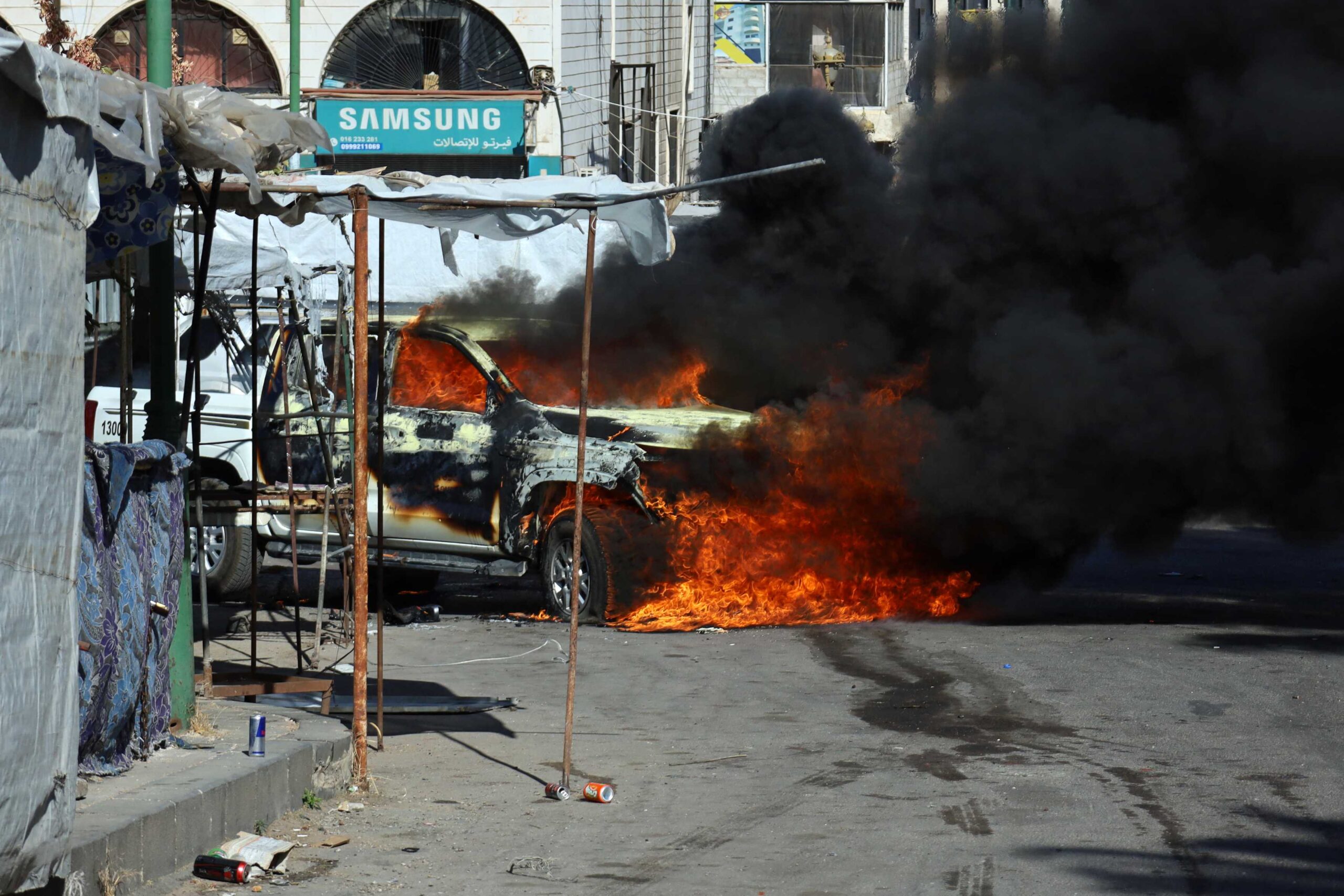 A vehicle burns after Syrian forces withdraw from Sweida on July 17, 2025. Photo: Shadi al-Dubaisi / AFP)


