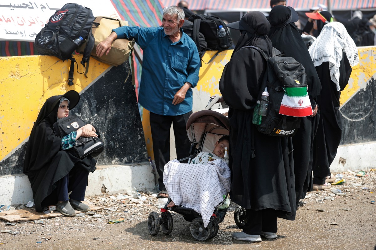 Shiite Iranian pilgrims rest upon arriving from Iran via the Zurbatiyah crossing in Iraq's Wasit governorate on August 6, 2025. Photo: AFP 