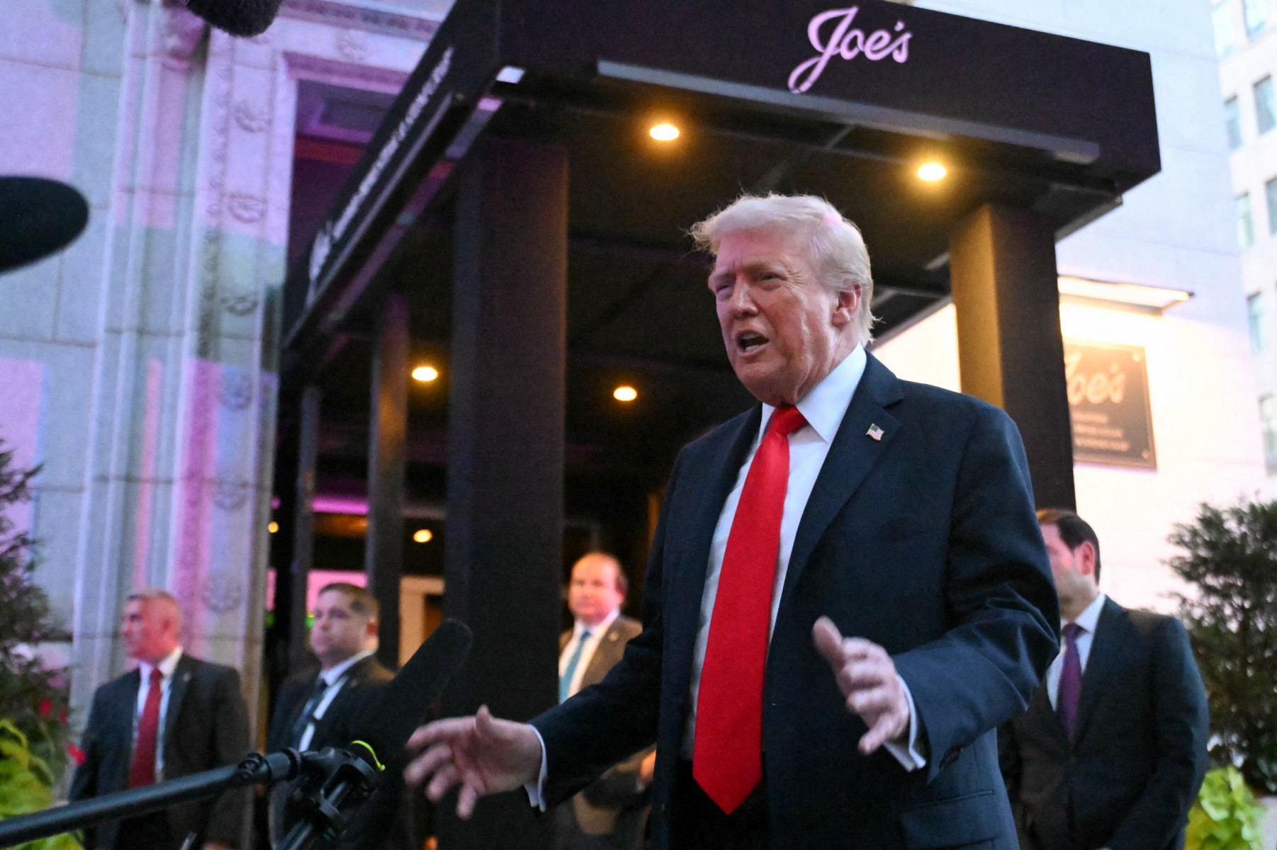 US President Donald Trump speaks to reporters outside the restaurant Joes Seafood, Prime Steak &amp; Stone Crab in Washington, DC, on September 9, 2025. (Photo by SAUL LOEB / AFP)