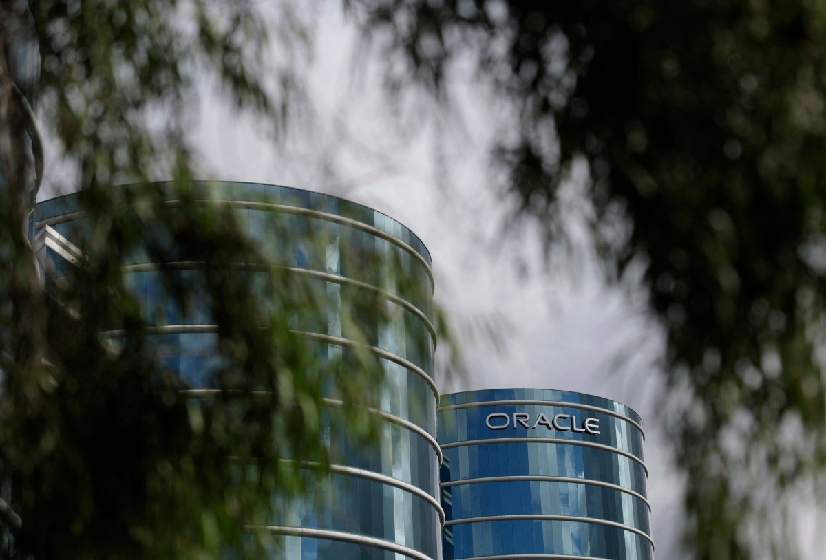 The Oracle logo is displayed on a building at an Oracle campus on September 10, 2025 in Redwood Shores, California.    Justin Sullivan/Getty Images/AFP 