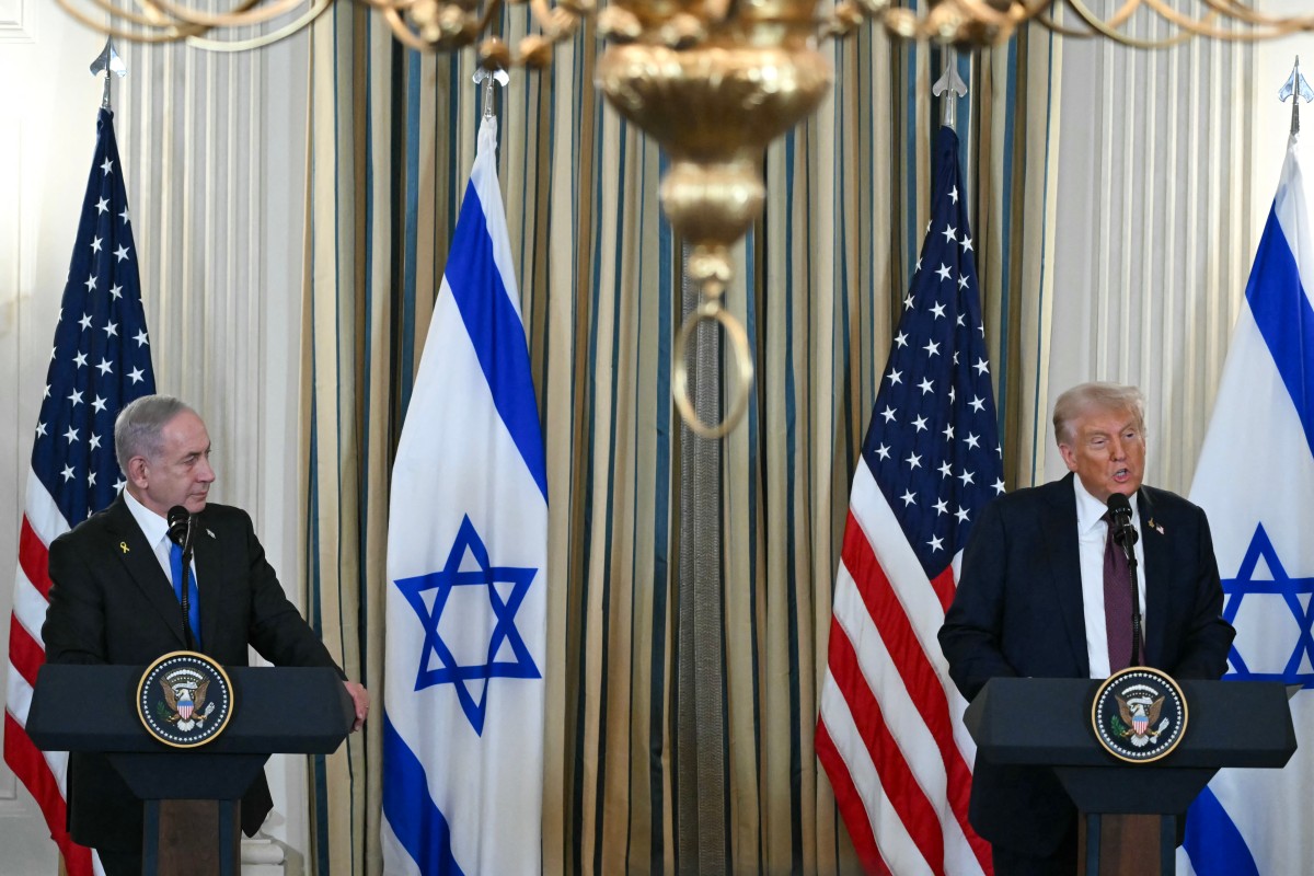 US President Donald Trump and Israeli Prime Minister Benjamin Netanyahu (L) participate in a press conference in the State Dining Room of the White House in Washington, DC on September 29, 2025. Gaza residents would not be forcibly displaced and President Donald Trump would head a transitional body under a peace plan released publicly Monday by the White House. (Photo by ANDREW CABALLERO-REYNOLDS / AFP)