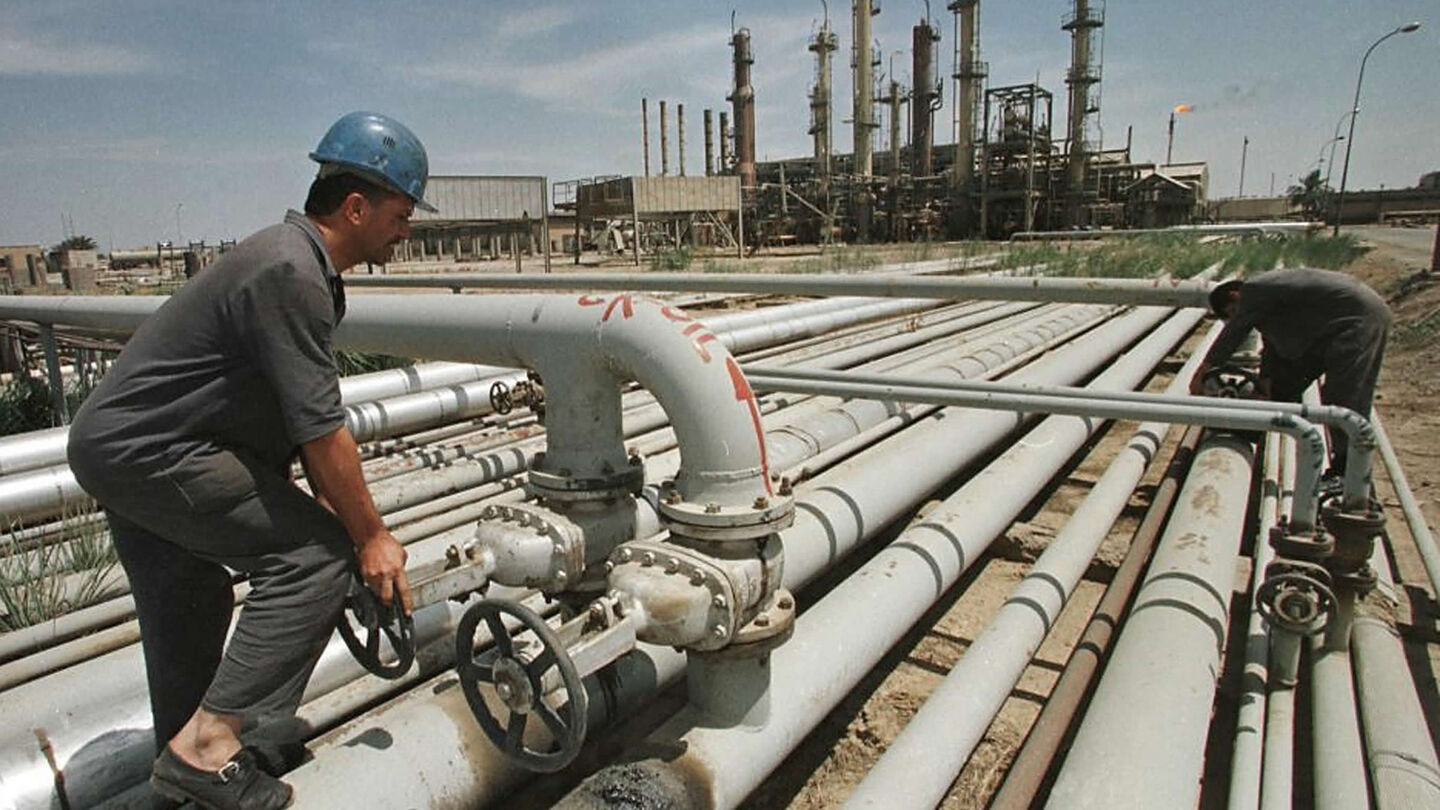 Workers at Kirkuk's Iraqi-Turkish pipeline. Photo: Karim Sahib / AFP

