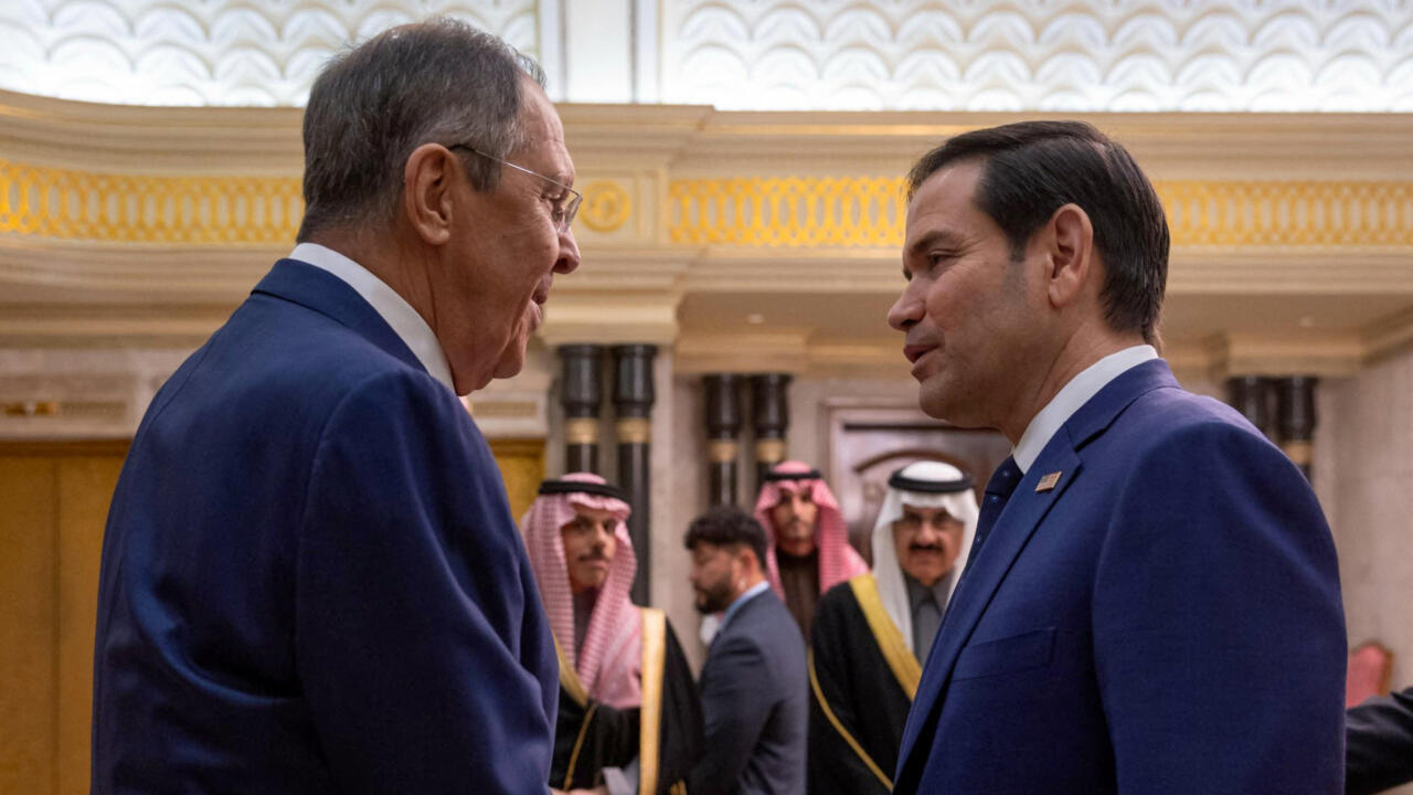 US Secretary of State Marco Rubio (R) shakes hands with Russian Foreign Minister Sergei Lavrov during their meeting at Diriyah Palace, in Riyadh, Saudi Arabia, on February 18, 2025. © AFP