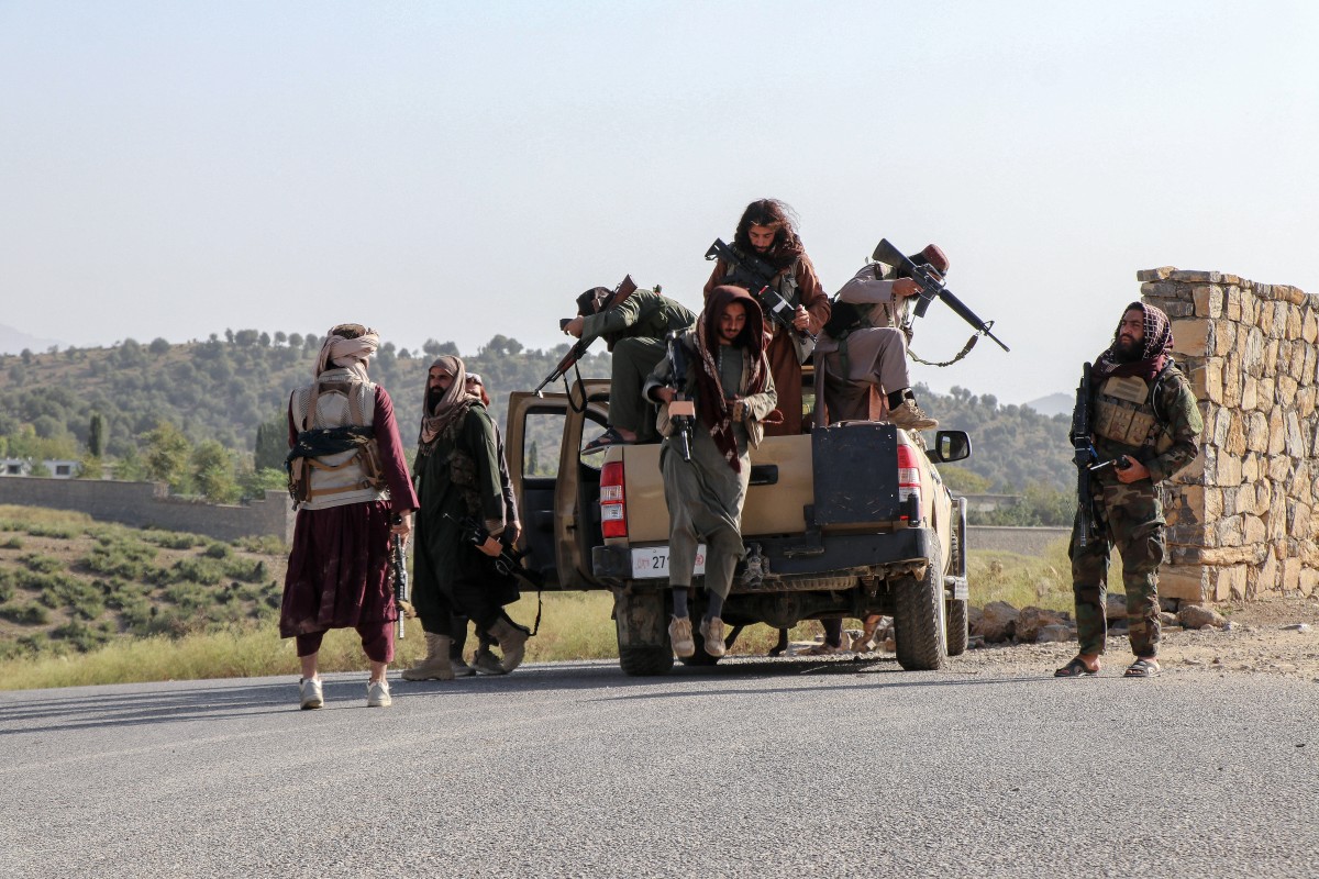 Key border crossings between Pakistan and Afghanistan were closed on October 12 after fierce clashes erupted overnight following Taliban accusations that Islamabad had carried out air strikes this week, officials said. 