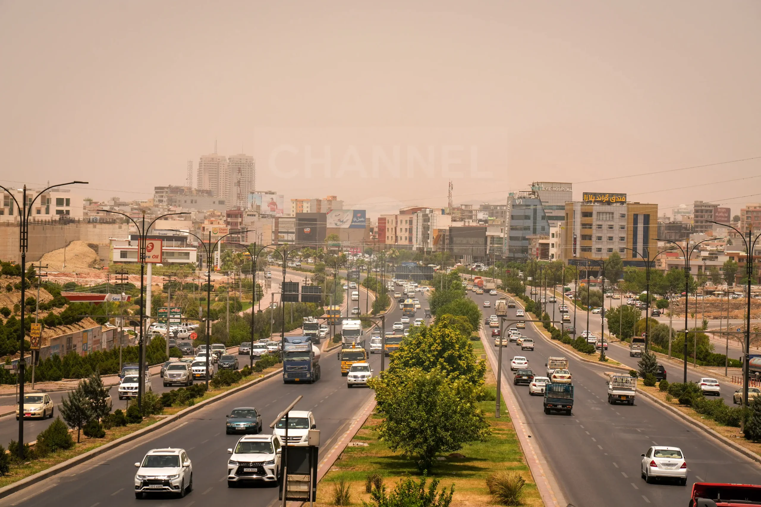 A bustling, wide city street filled with numerous moving vehicles in Sulaymaniyah. Photo: Hama Sur / Channel8



