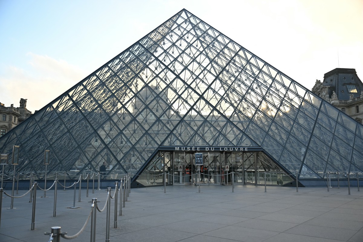 This photograph shows the Louvre Museum closed as museum workers meet in a general assembly to vote on unions' call for an open-ended strike against increasingly deteriorating working conditions and the declining visitor experience at the world famous museum, in Paris on December 15, 2025. (Photo by Blanca CRUZ / AFP) / RESTRICTED TO EDITORIAL USE - MANDATORY MENTION OF THE ARTIST UPON PUBLICATION - TO ILLUSTRATE THE EVENT AS SPECIFIED IN THE CAPTION