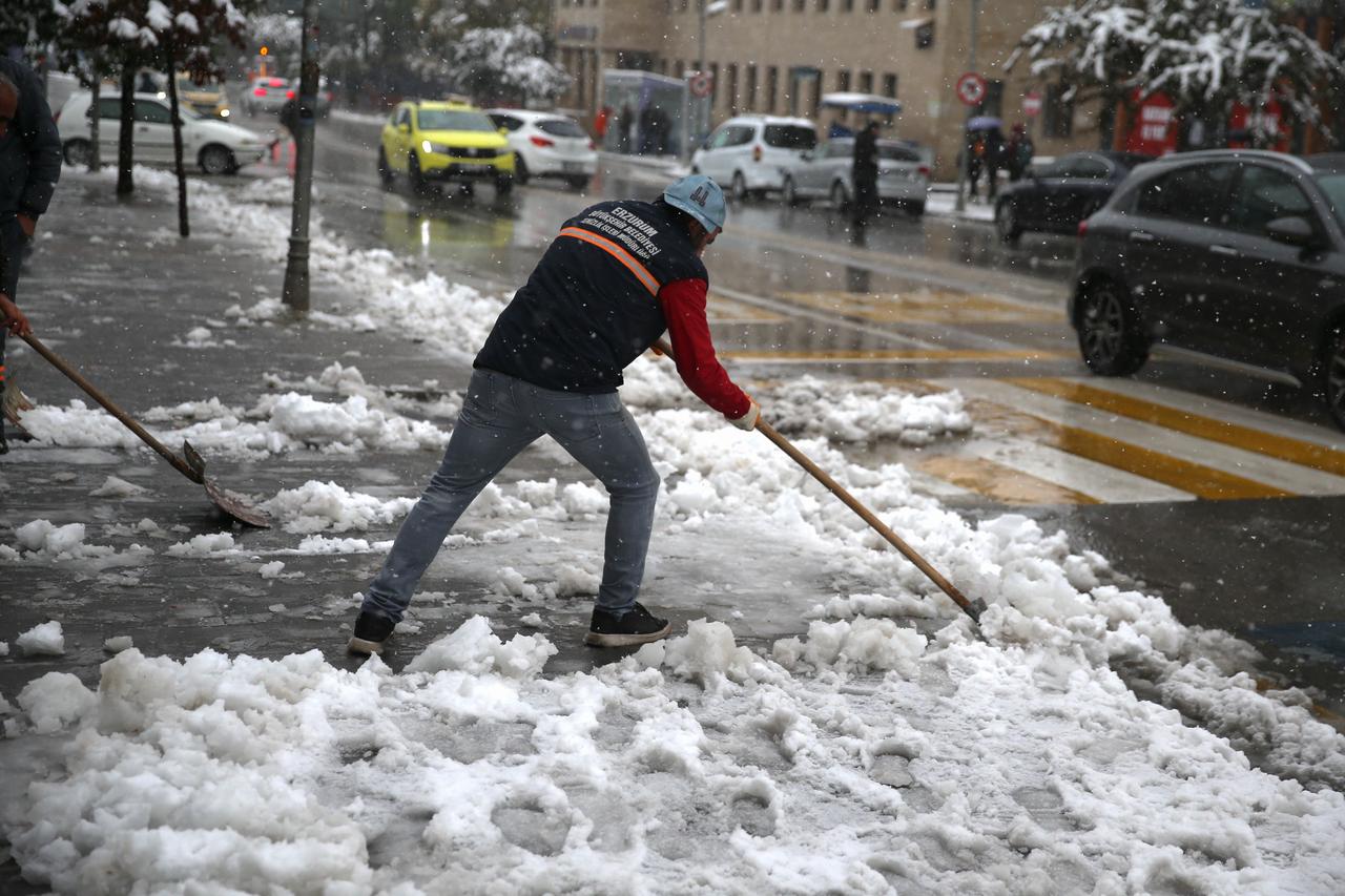 Municipal workers are actively clearing snow from the streets in Erzurum following recent heavy snowfall. Photo: AA 


