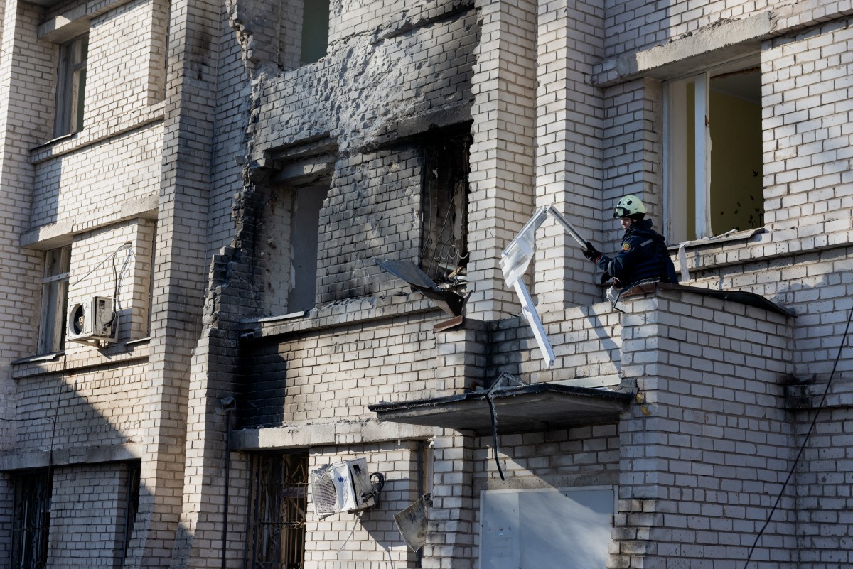 A rescue worker clears debris in a damaged maternity hospital following a Russian strike in Zaporizhzhia on February 1, 2026, amid the Russian invasion of Ukraine. Russian attacks on Ukraine overnight and early on February 1, 2026 killed at least two people and injured seven others, regional authorities said. Among the attacks was a drone strike on a maternity hospital in the southern city of Zaporizhzhia that injured two women undergoing a medical examination, the region's governor and rescuers said. (Photo by Tetiana DZHAFAROVA / AFP)