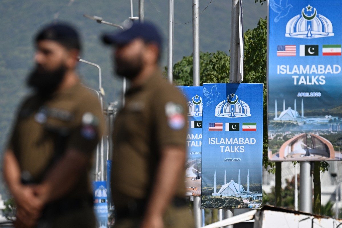 Security personnel stand guard at a checkpoint near the Serena Hotel at the Red Zone area in Islamabad on April 21, 2026, amid heightened security measures ahead of anticipated US-Iran peace talks. (Photo by Aamir QURESHI / AFP)