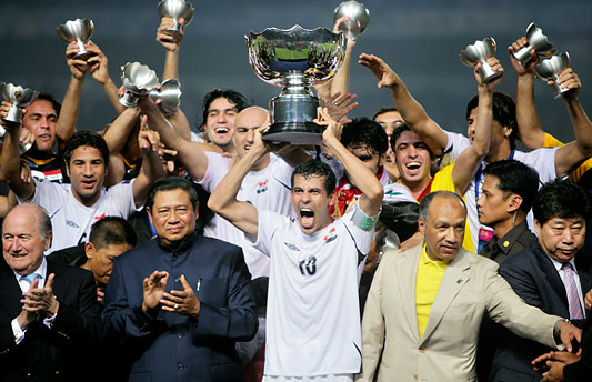 Iraq’s then-captain Younis Mahmoud (C) lifts the championship trophy alongside teammates after defeating Saudi Arabia in the Asian Cup final in Jakarta, July 29, 2007. Photo: Bay Ismoyo/AFP