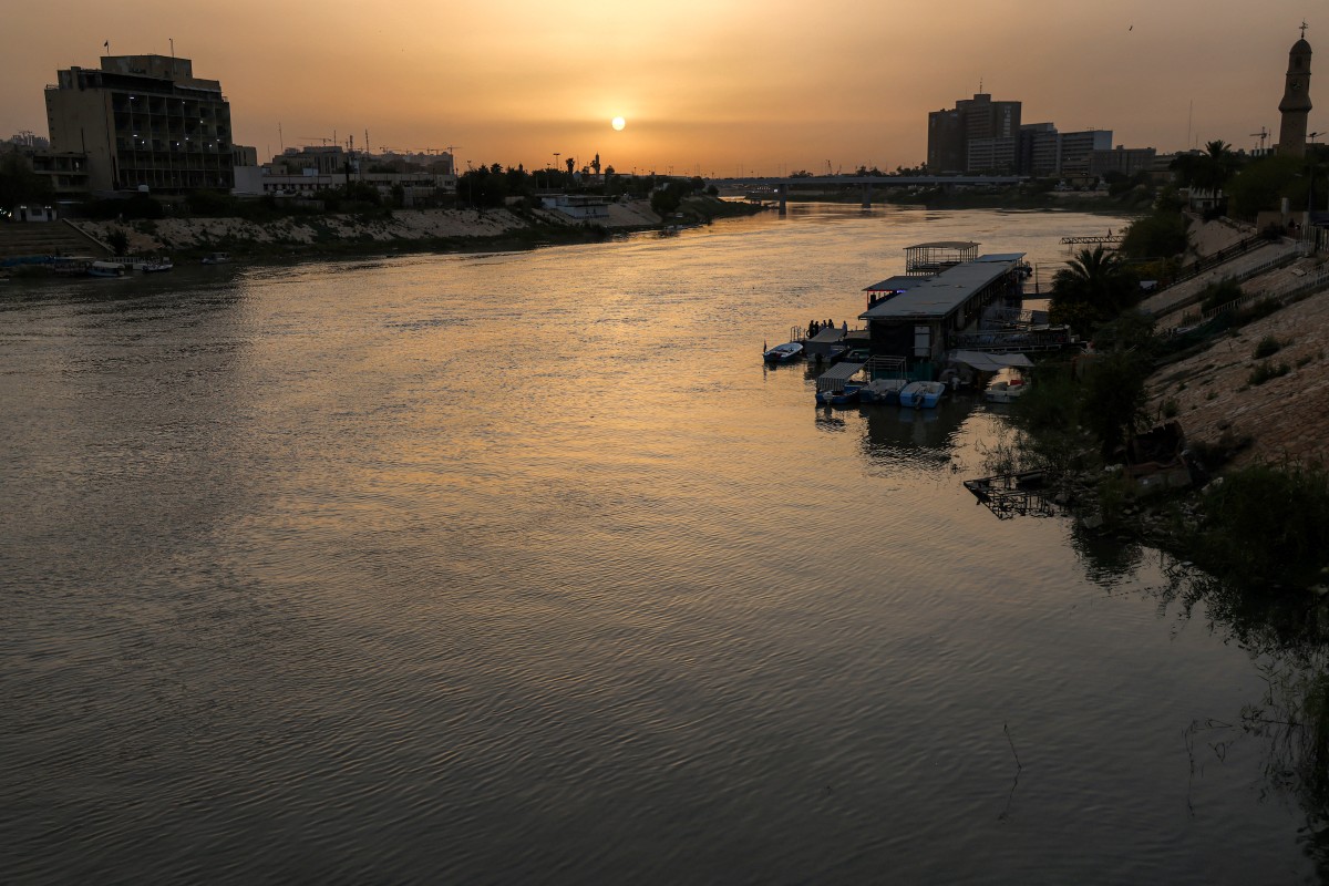 The sun sets over a portion of the Tigris river in central Baghdad on May 4, 2026. The Tigris' water levels have risen due to the rains and floods that have swept across Iraq this winter after years of drought caused by low rainfall. Iraq's water ministry said the reservoirs along the river are almost full, adding that it expects water levels in the Euphrates to rise in the coming days if Syria releases water from its dams. (Photo by AHMAD AL-RUBAYE / AFP)