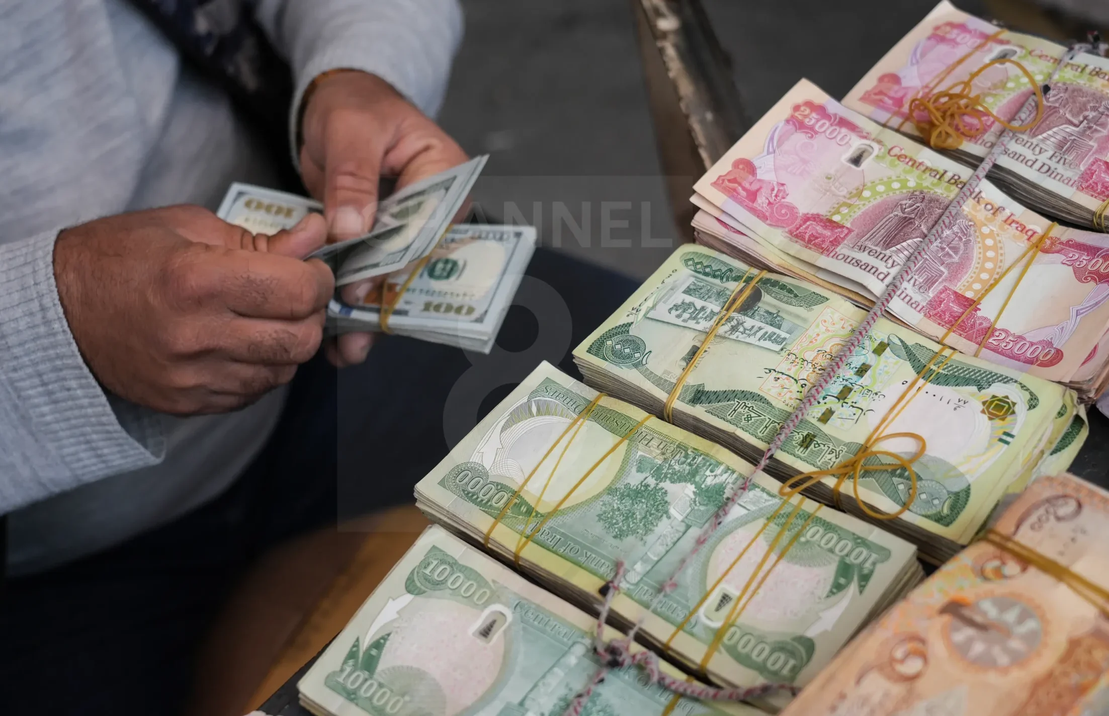 A currency trader works at the Sulaymaniyah currency market. Photo: Hama Sur / Channel8 


