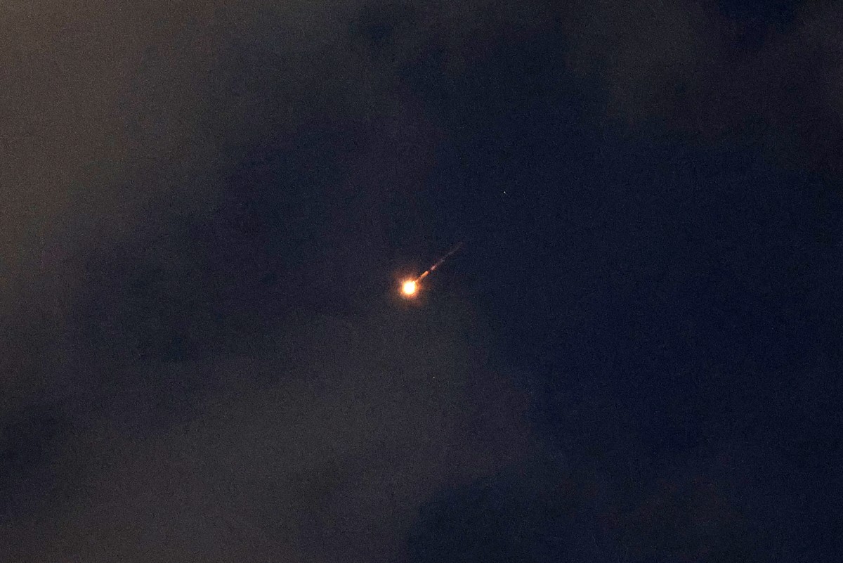 A rocket trail is seen in the sky above the Israeli coastal city of Netanya on June 7, 2026. Air raid sirens sounded in Israel on June 8 as its military worked to intercept barrages of incoming Iranian missiles for the first time since an April ceasefire took hold in the Middle East war. (Photo by JACK GUEZ / AFP) /