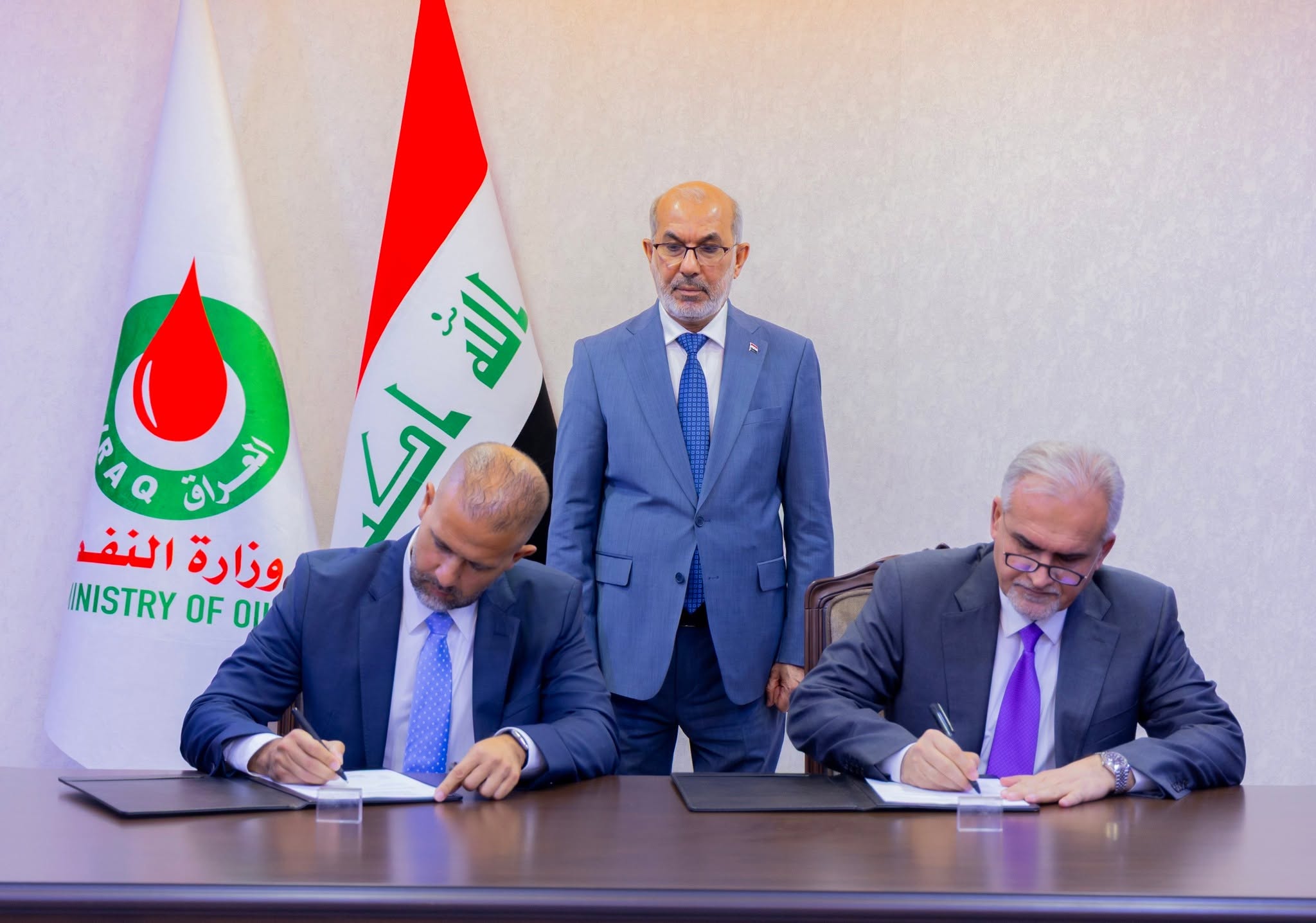 The Iraq Ministry of Oil Signs a Contract with the American Company Halliburton to Develop Two Oilfields
