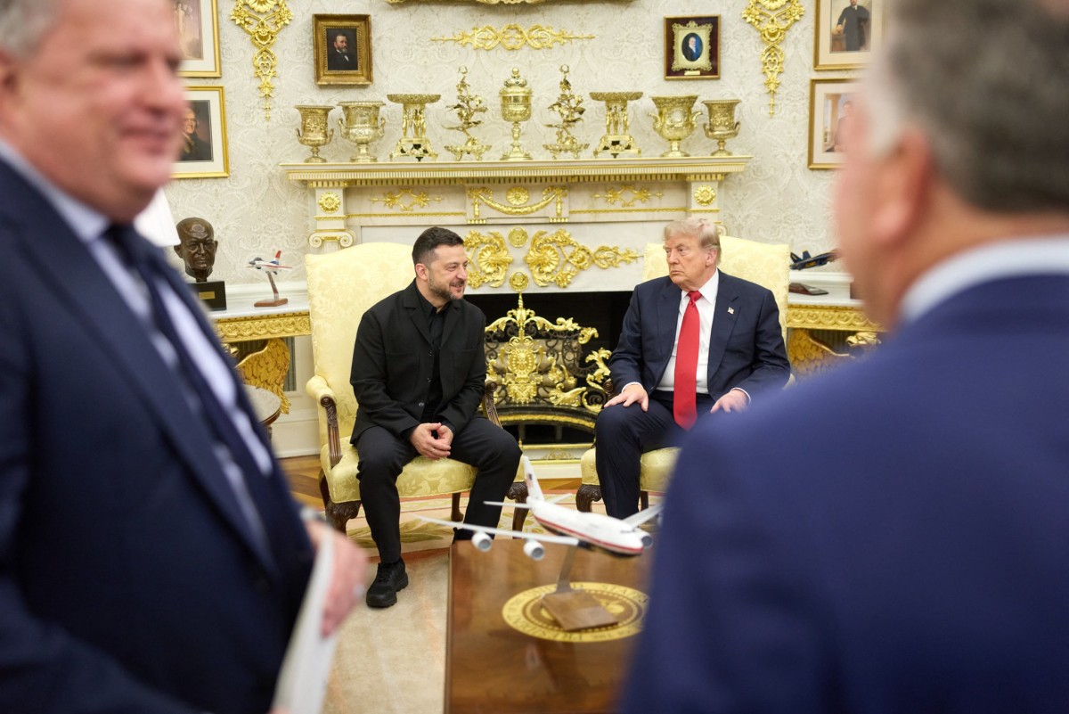 This handout photograph taken and released by the Ukrainian Presidential Press Service on July 28, 2026, shows Ukraine's President Volodymyr Zelensky (L) speaking with US President Donald Trump during their meeting in Washington, DC,  (Photo by Handout / UKRAINIAN PRESIDENTIAL PRESS SERVICE / AFP)  