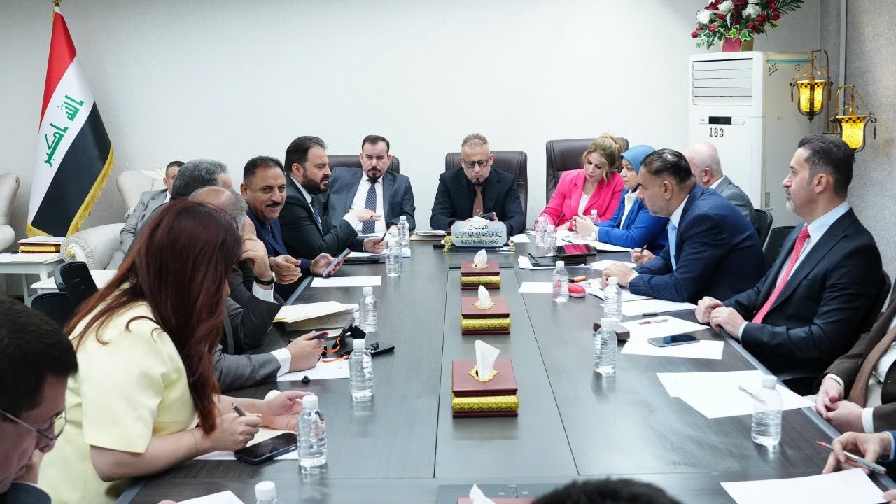 The Iraqi Parliamentary Finance Committee, chaired by MP Uday Awad Kadhim and attended by several of its members, hosted SOMO Director Ali Nizar on August 24, 2026. Photo: Iraqi Parliament 


