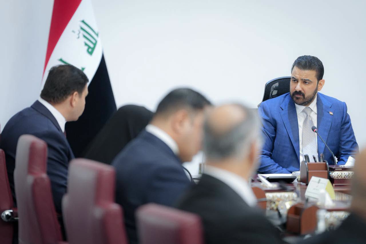 Iraqi Prime Minister Ali Faleh al-Zaidi (center) meets with Chairman of the Parliamentary Integrity Committee Taha Hatif Al-Difai (left) and committee members in Baghdad to discuss joint executive and legislative strategies for combating corruption, auditing state contracts, and expediting anti-corruption legislation. Photo: Prime Minister's Media Office