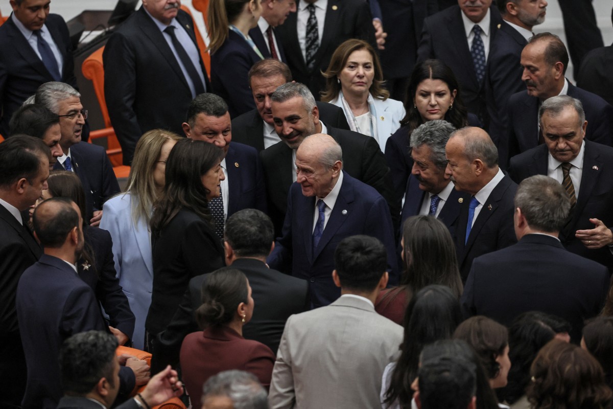 Turkish Nationalist Movement Party (MHP) leader Devlet Bahçeli shakes hands with Pervin Buldan, a member of Imrali delegation and an MP from the Peoples' Equality and Democracy Party (DEM Party). Photo: Adem Altan / AFP