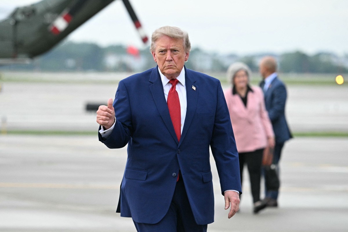 US President Donald Trump gives a thumbs up before boarding Air Force One en route back to Washington, DC, at Cleveland Hopkins International Airport in Cleveland, Ohio on August 11, 2026. Trump is returning to Washington, DC after attending the Patriot Games at SPIRE Academy in Geneva, Ohio. (Photo by Jim WATSON / AFP)
