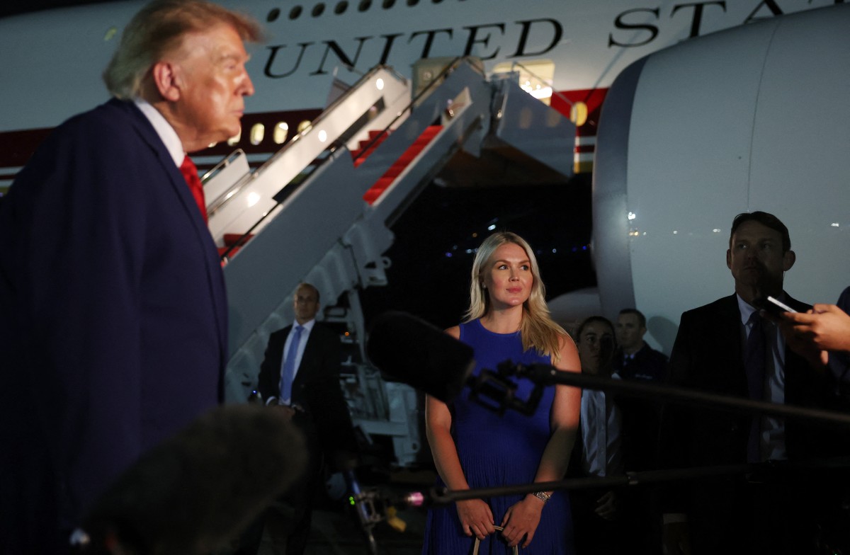 White House Press Secretary Karoline Leavitt looks on as U.S. President Donald Trump speaks to reporters after stepping off Air Force One on August 11, 2026 in Joint Base Andrews, Maryland.    Anna Moneymaker/Getty Images/AFP 
