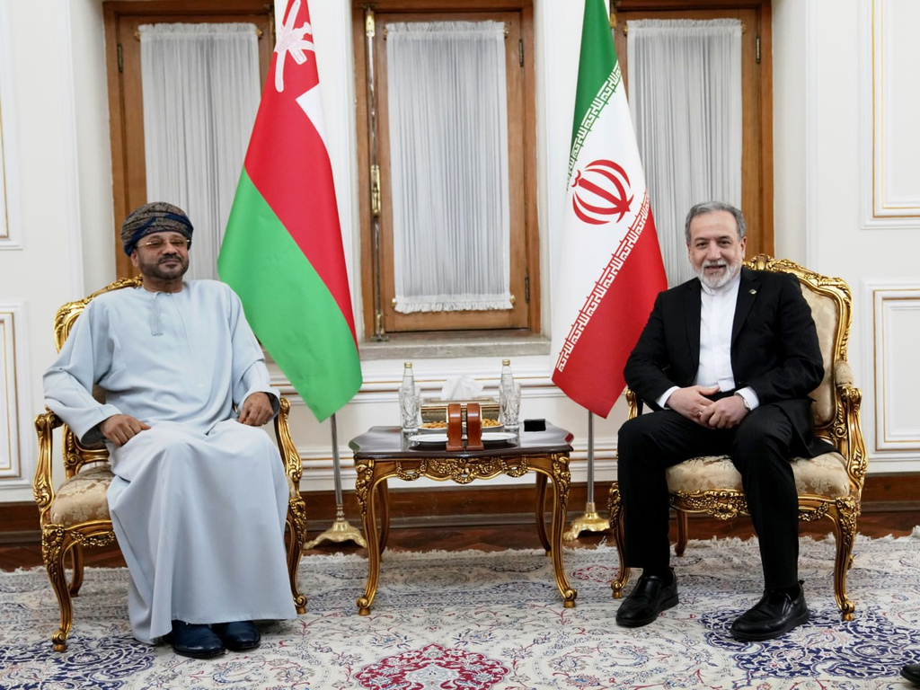 In this photo released by the Iranian Foreign Ministry, Foreign Minister Abbas Araghchi, right, meets his Omani counterpart Sayyid Badr Albusaidi in Tehran, Iran, Tuesday, Aug. 25, 2026. (Iran's Foreign Ministry, via AP)