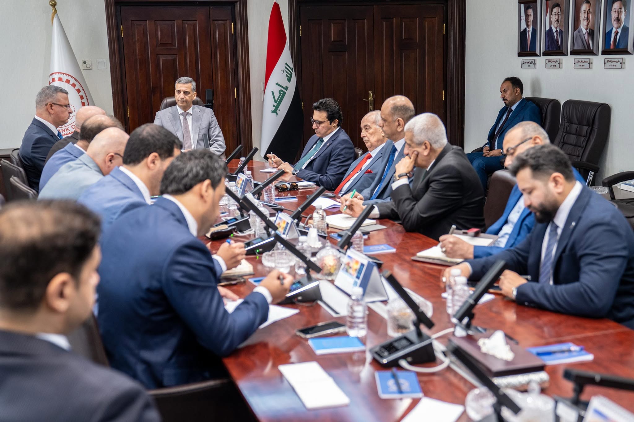 Central Bank of Iraq Governor, Nizar Naser Hussein, meeting with Iraqi economic experts