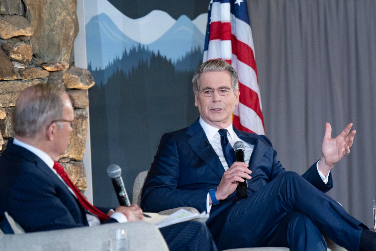 (L-R) Former director of the US National Economic Council Larry Kudlow and US Secretary of Treasury Scott Bessent speak at the G20 Finance Ministers and Central Bank Governors meeting in Asheville, North Carolina, on September 1, 2026. (Photo by Allison Joyce / AFP)