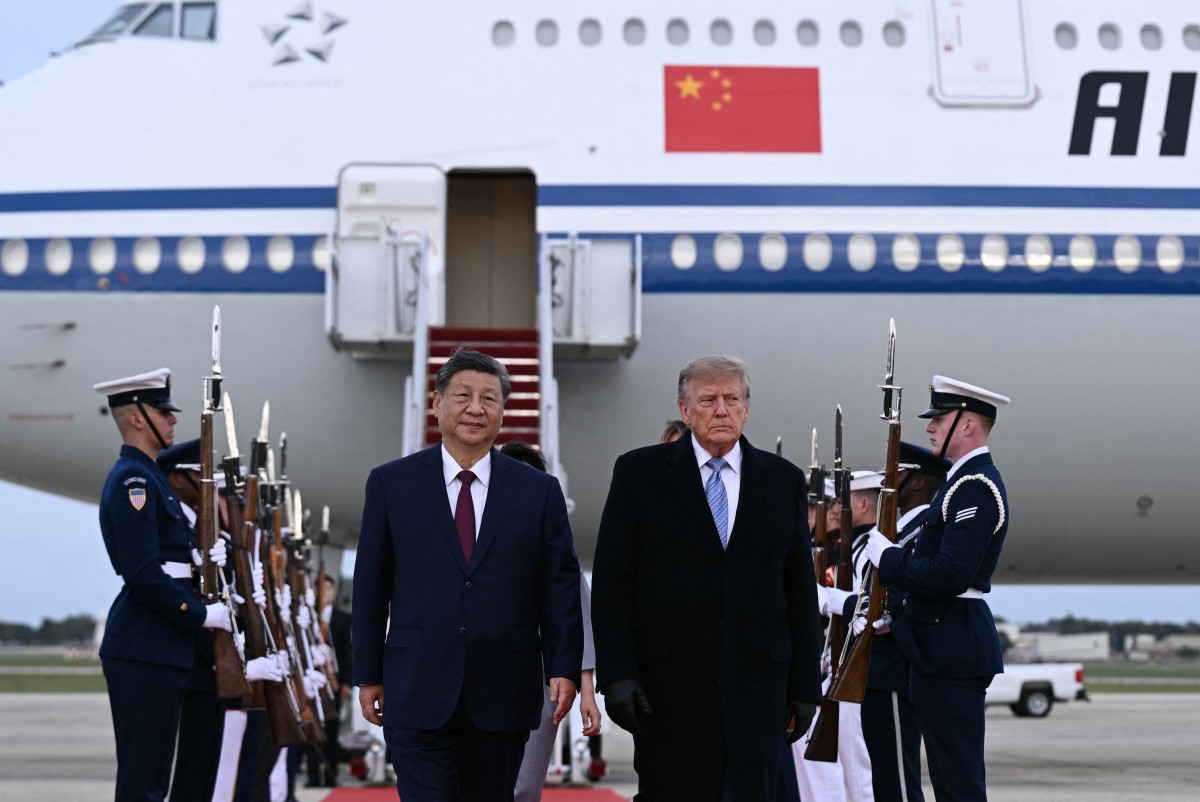 US President Donald Trump greets Chinese President Xi Jinping upon arrival at Joint Base Andrews in Maryland on September 23, 2026. Xi is visiting the United States from September 23 to 25. (Photo by Brendan SMIALOWSKI / AFP)