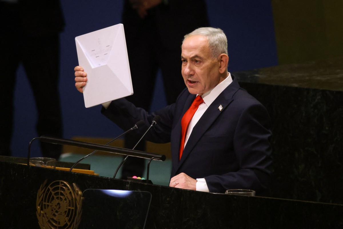 Israeli Prime Minister Benjamin Netanyahu displays a Starlink device as he addresses the 81st United Nations General Assembly at UN headquarters in New York on September 24, 2026. Photo: Leonardo Munoz / AFP 

