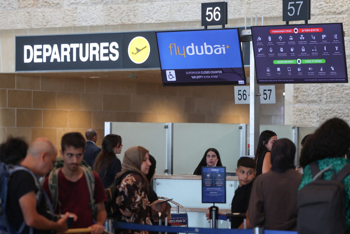 Passengers queue at the flydubai counters in Ben Gurion Airport near Tel Aviv on September 30, 2026. The emergency landing on September 30 of a Tel Aviv-bound flydubai flight was due to a "terrorist" who wanted to crash the plane and kill Israelis, Israel's far-right national security minister said. (Photo by Jack GUEZ / AFP)