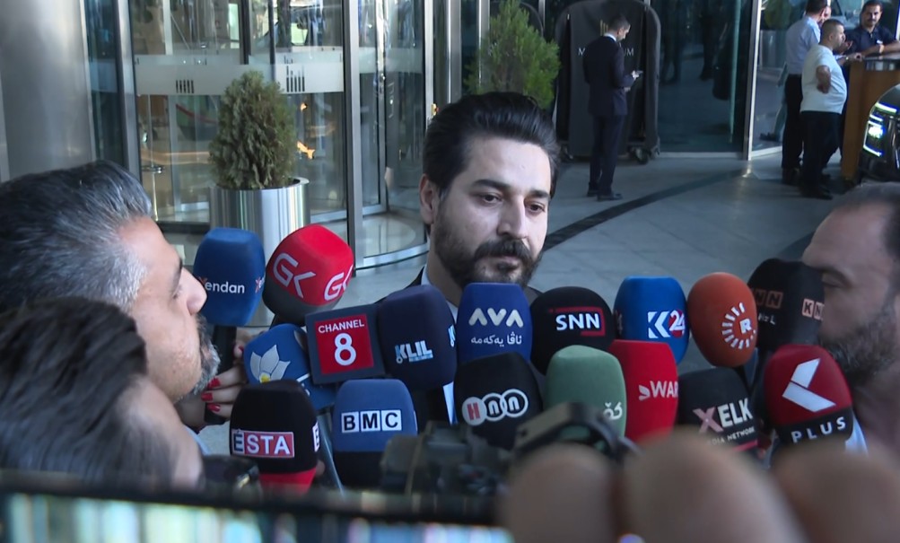 Karwan Gaznay, the spokesperson for the Patriotic Union of Kurdistan (PUK), speaks to reporters in Slemani on September 17, 2026. Photo: Channel8 


