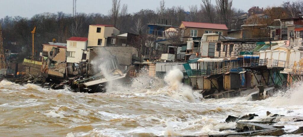 © Adobe Stock/Aquatarkus Houses built on weak clay soil collapse into the sea in Odessa, Ukraine.

