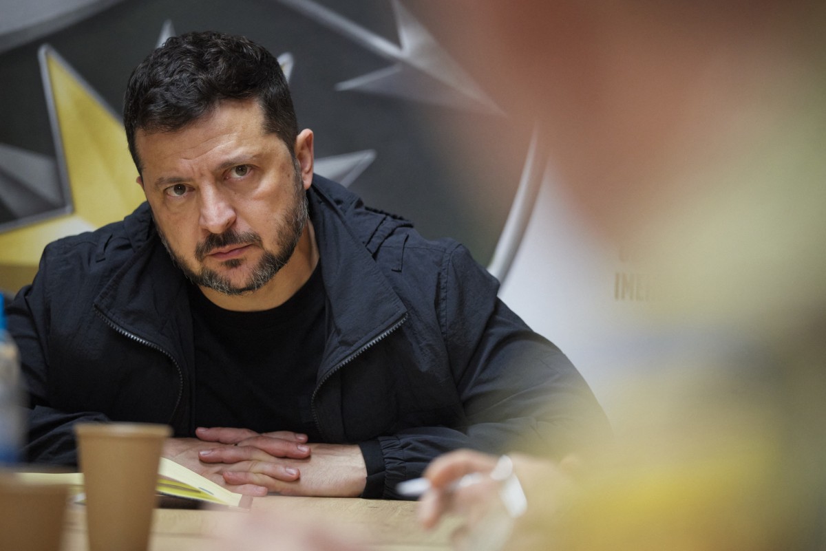 President Volodymyr Zelensky on September 30, 2026 visited frontline troops near Lyman, an embattled town in eastern Ukraine, where they have launched a counter-offensive against Russian forces and said he had discussed their battles. (Photo by Handout / UKRAINIAN PRESIDENTIAL PRESS SERVICE / AFP)  