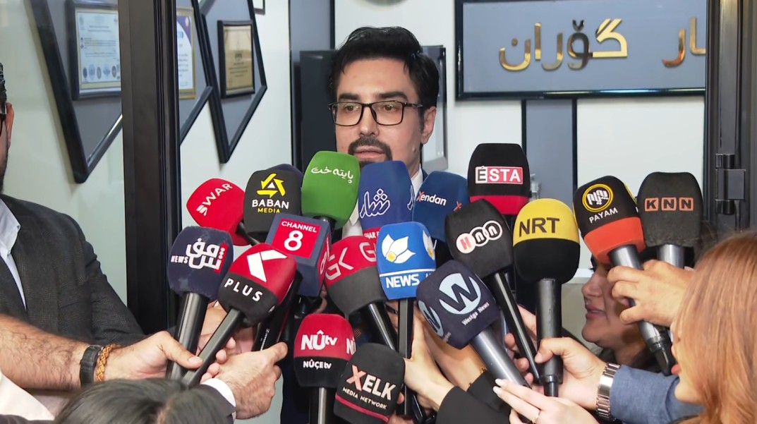 Jabar Goran, the Slemani Currency Exchange Market spokesperson, speaks to reporters in Sulaymaniyah on October 5, 2026. Photo: Channel8


