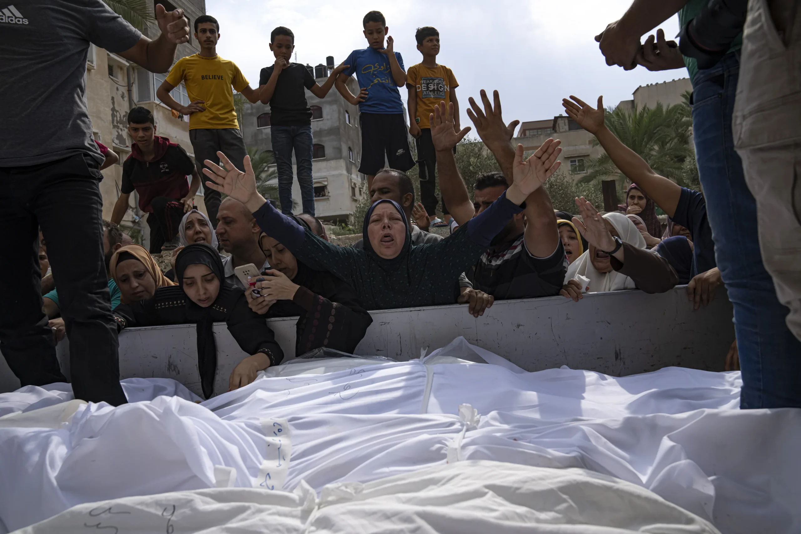 کەسوکاری قوربانییانییەکان ماتەمینی بۆ ئەو کەسانە دەگێڕن کە لە ئەنجامی هێرشێکی ئاسمانیی ئیسرائیلدا بۆسەر شاری غەززە کوژراون.