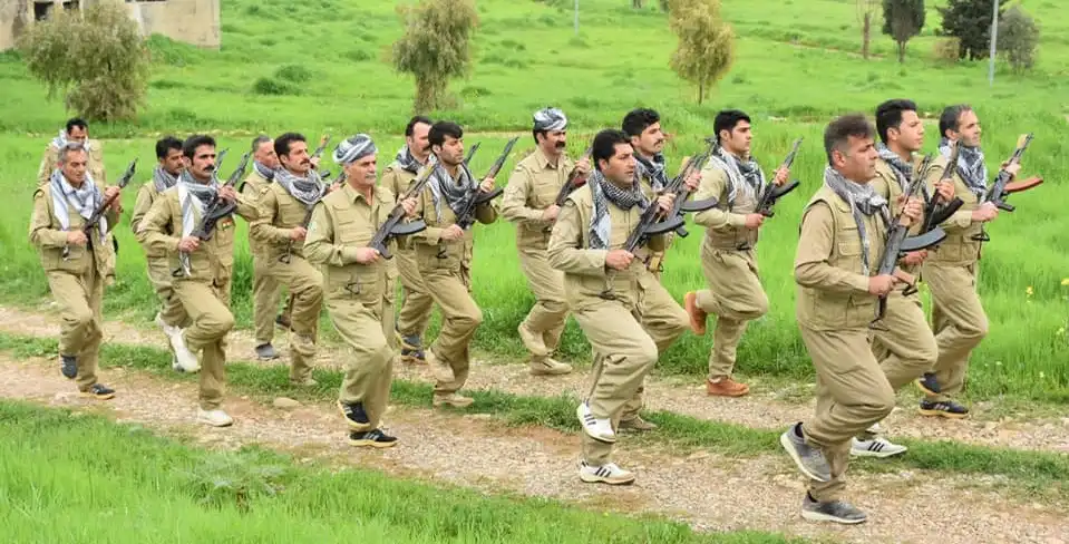 گروپێک لە پێشمەرگەکانی ژمارەیەک لە پێشمەرگەکانی حیزبی دیموکراتی کوردستانی ئێران لە کاتی مەشقدا. فۆتۆ: گوگڵ