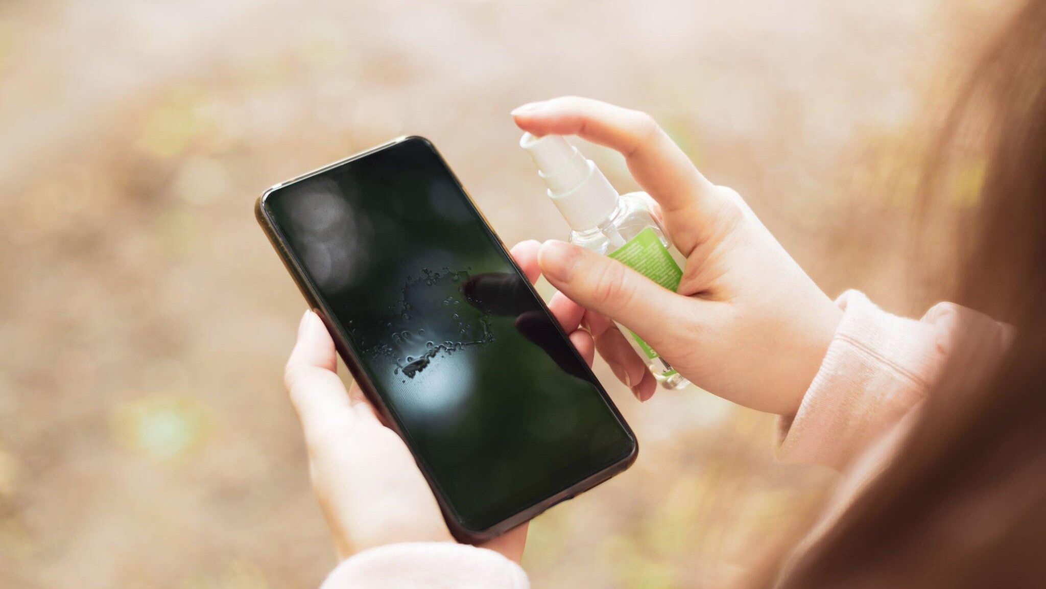پێویستە شاشەی مۆبایلەکان بە کحول پاکبکرێتەوە. فۆتۆ: iStock