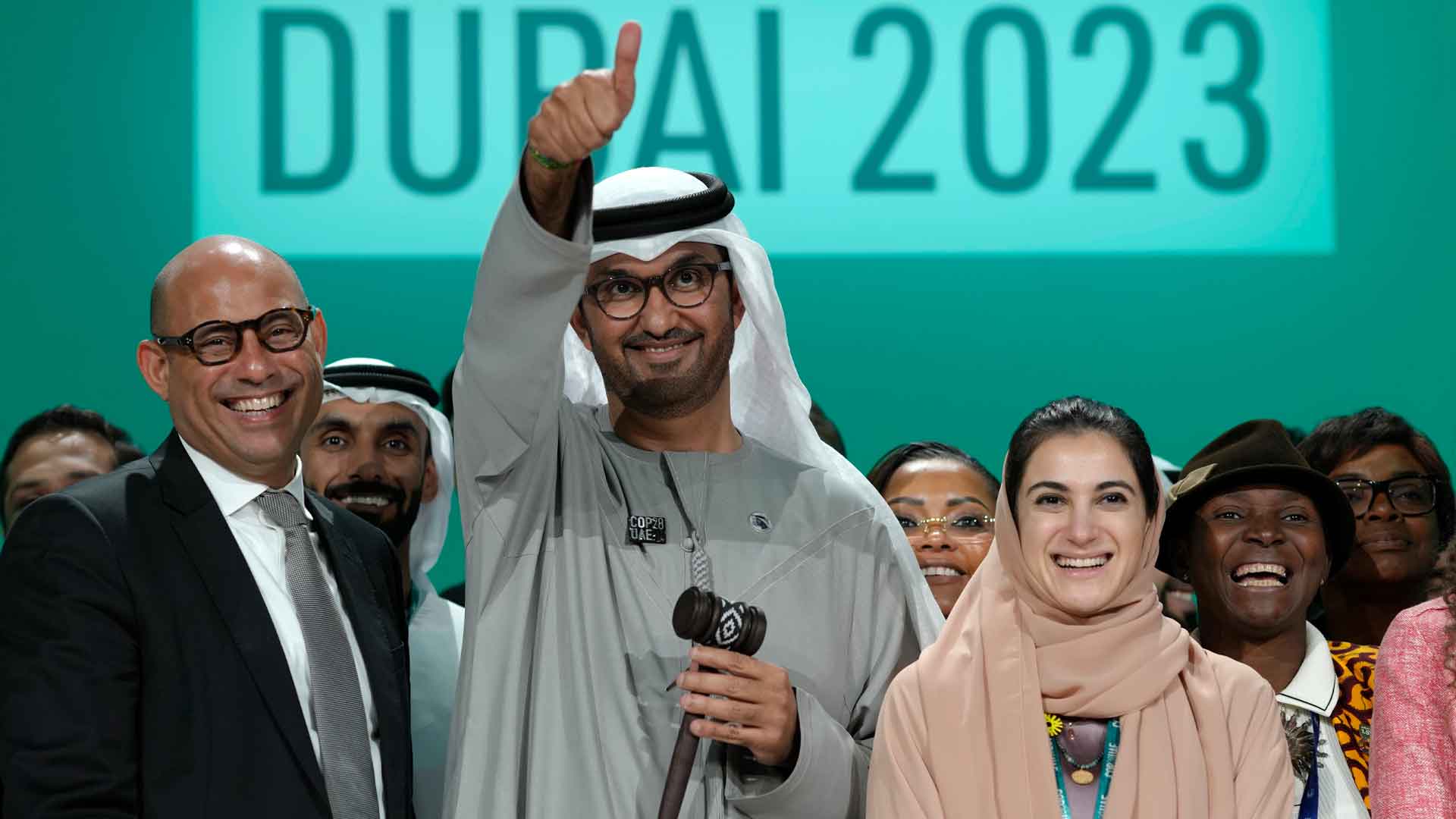 نوێنەرانی 197 وڵات و یەکێتیی ئەورووپا، رێککەوتننی مێژوویی ئیماراتیان لەبارەی ئاووھەواوە پەسەند کرد.
فۆتۆ:AP