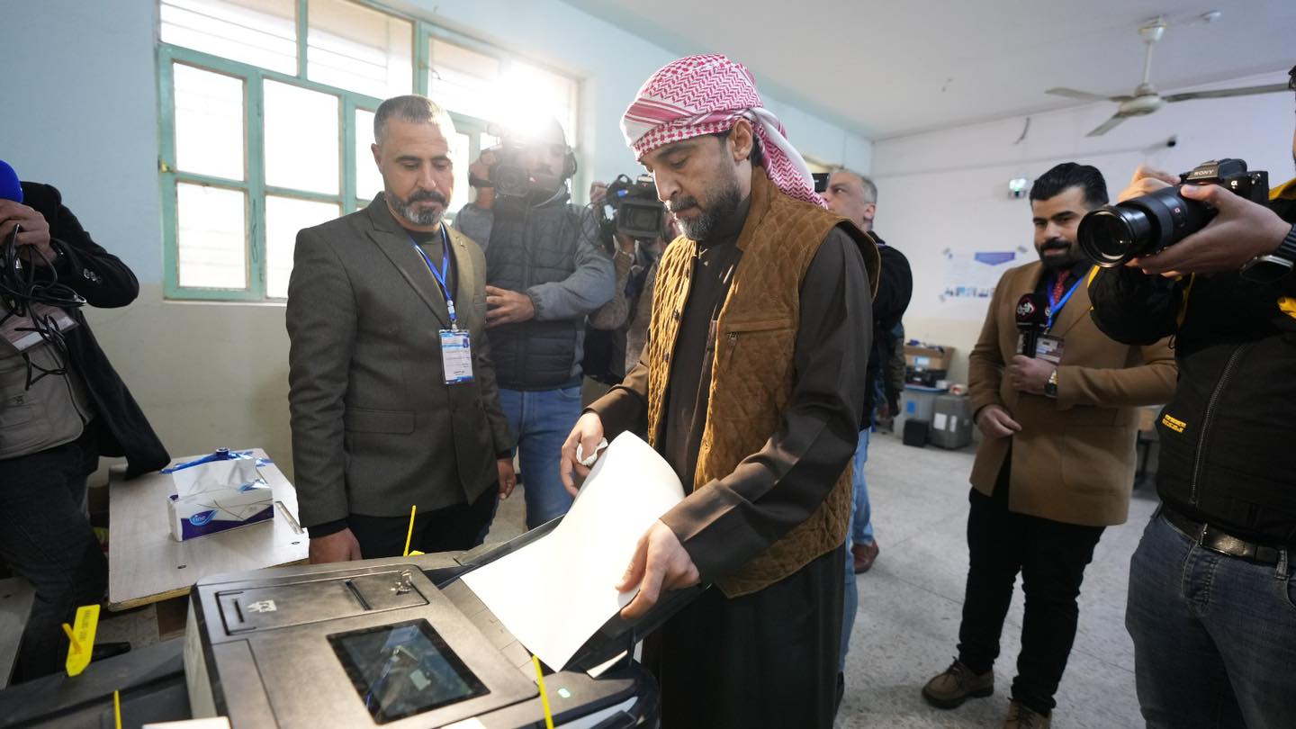 دەنگدانی محەمەد حەلبووسی بۆ هەڵبژاردنی ئەنجوومەنی پارێزگانی عێراق. فۆتۆ: پەڕەی فەرمیی حەلبووسی لە فەیسبووک