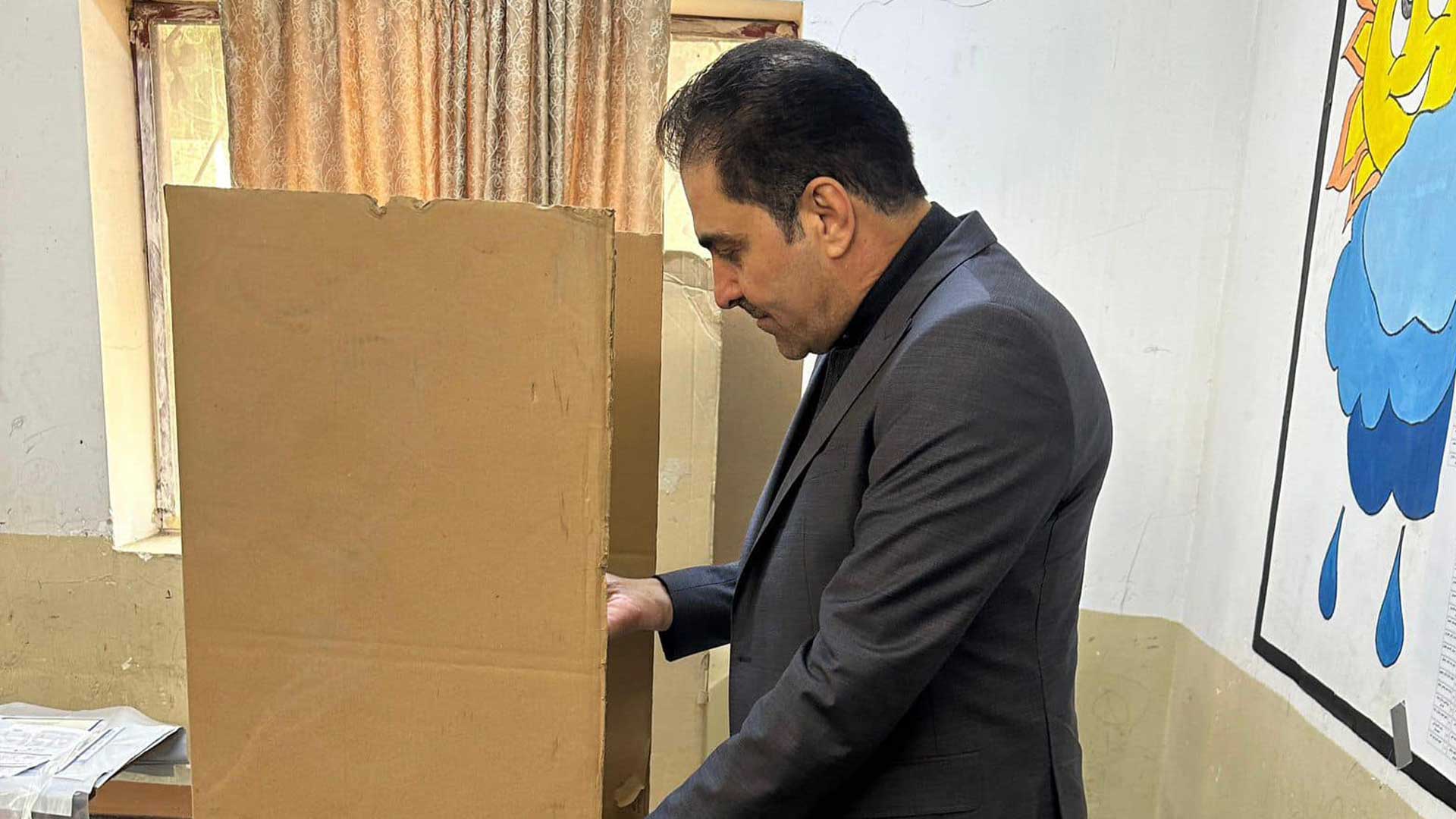 موحسین مەندەلاوی سەرۆكی ئەنجوومەنی نوێنەرانی عێراق بەوەكالەت، لەكاتی دەنگدان لە هەڵبژاردنی ئەنجوومەنی پارێزگاكانی عێراق. فۆتۆ: نوسینگەی راگەیاندنی موحسین مەندەلاوی