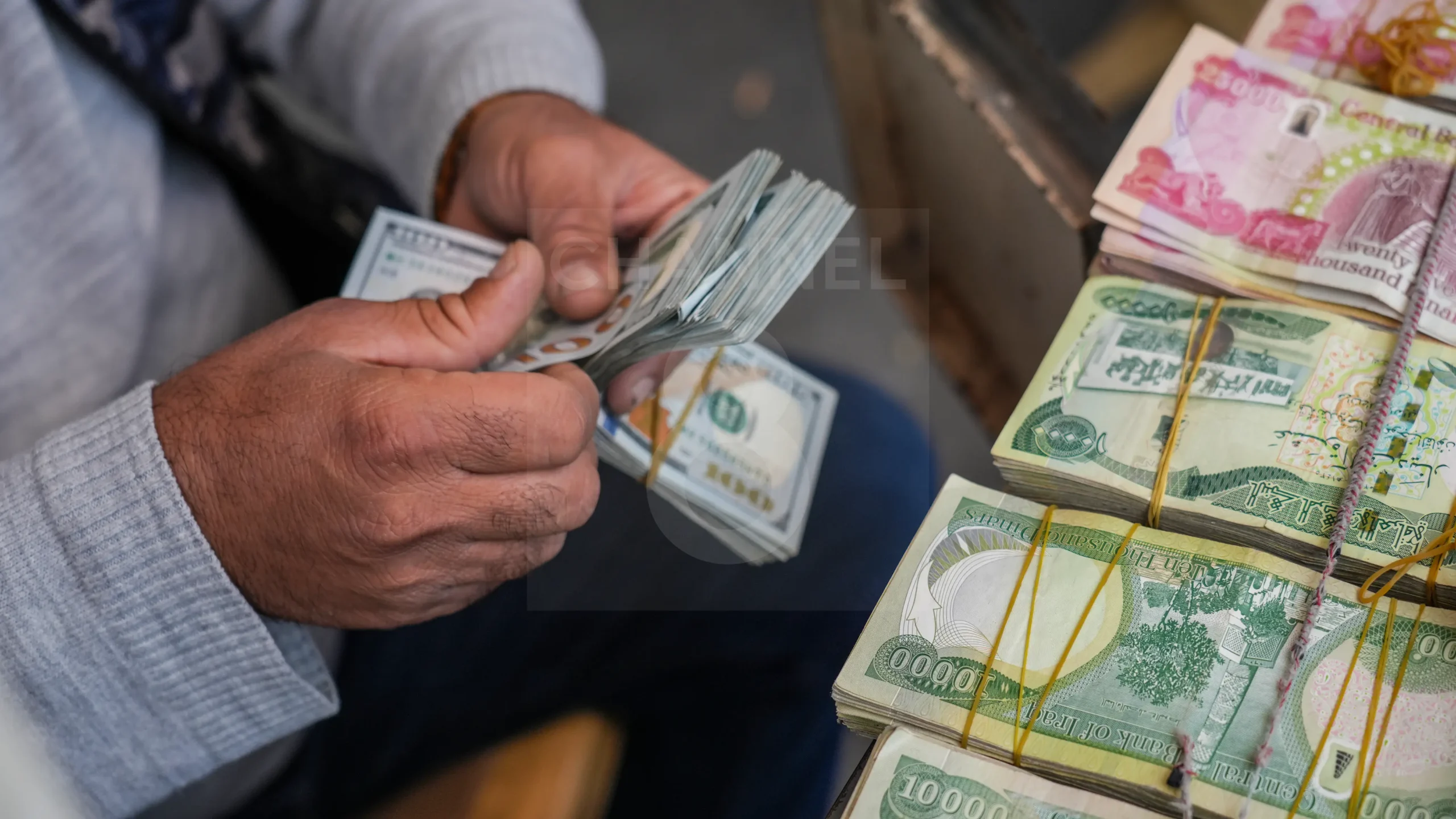 هاونیشتمانییەك لەكاتی هەژماركردنی پارەدا. فۆتۆ: حەمە سوور - كەناڵ8