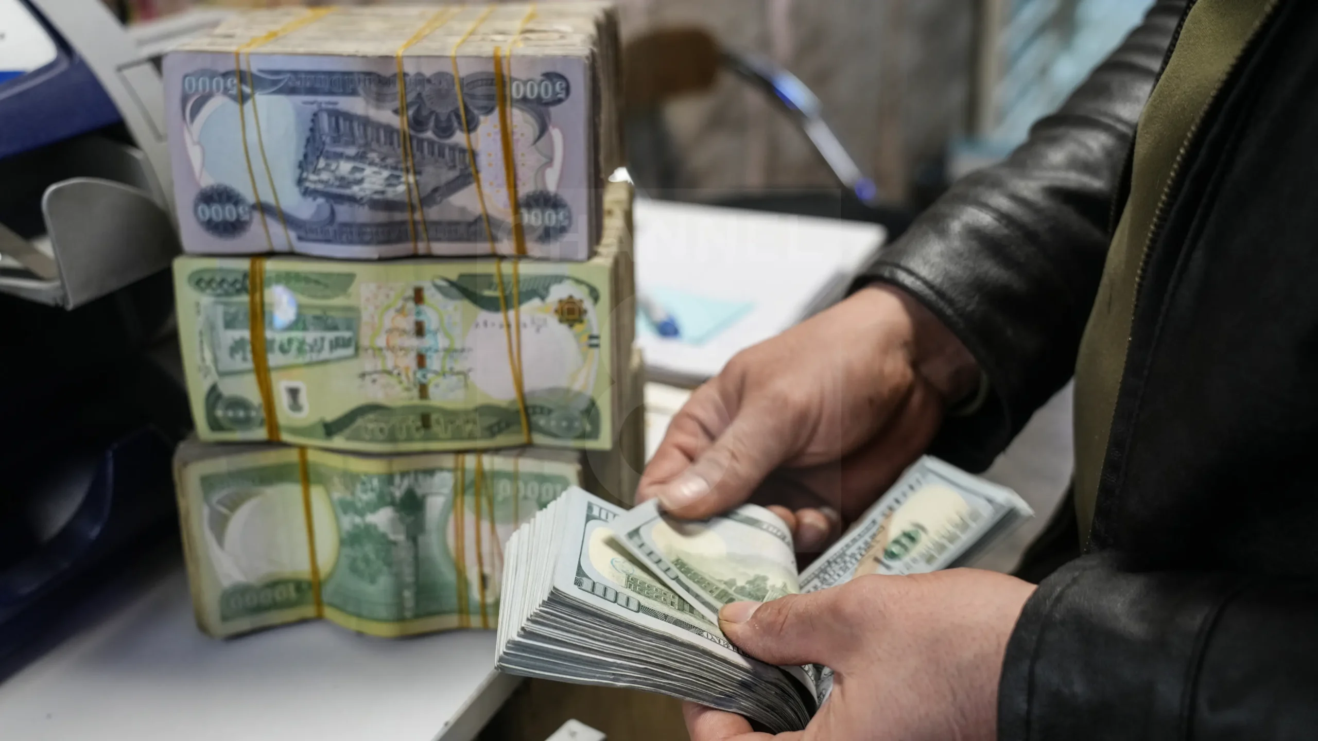 دینار و دۆلار لە بازاڕی دراوی سلێمانی. فۆتۆ: حەمە سوور - کەناڵ8