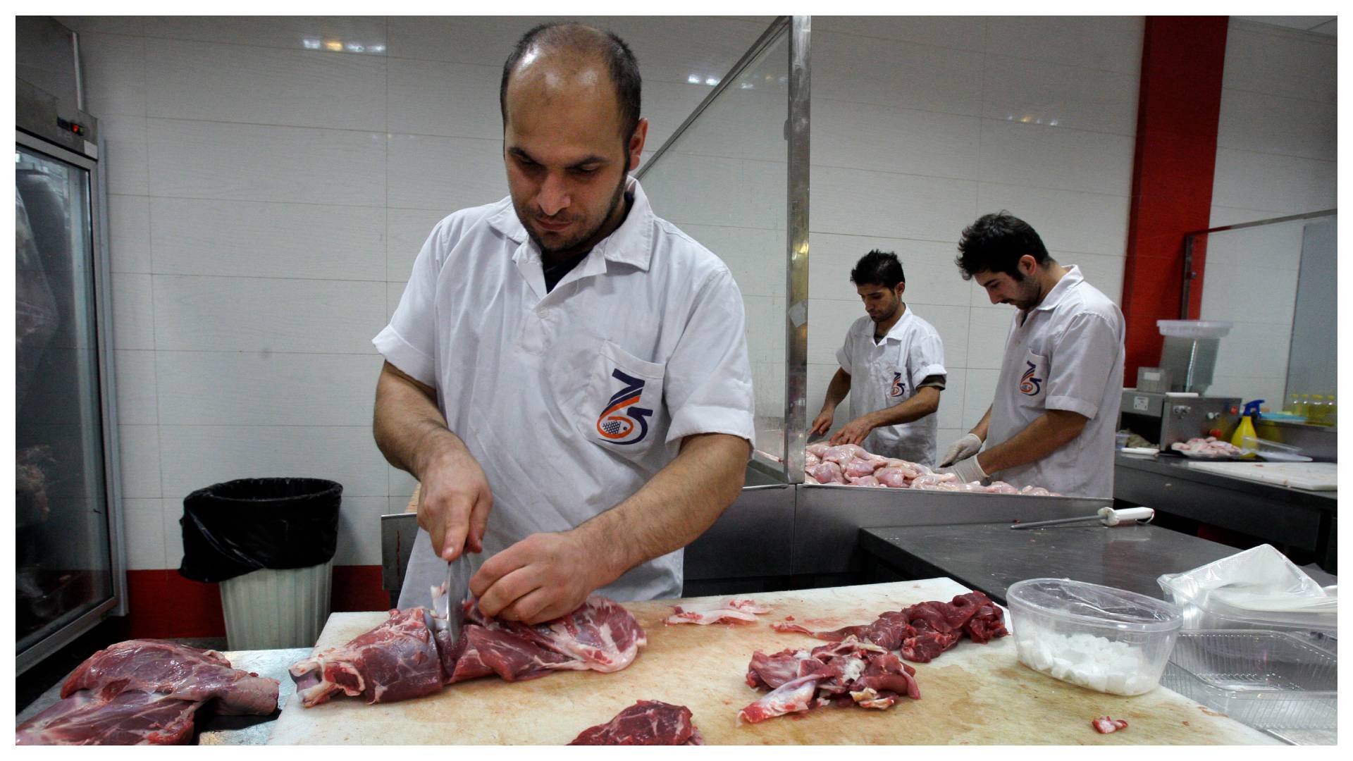 لەئێران نرخی کیلۆیەک گۆشتی بەستووی مانگا 280 هەزار تمەن و گۆشتی مەڕیش بە 230 هەزار تمەنە. 
فۆتۆ: AP